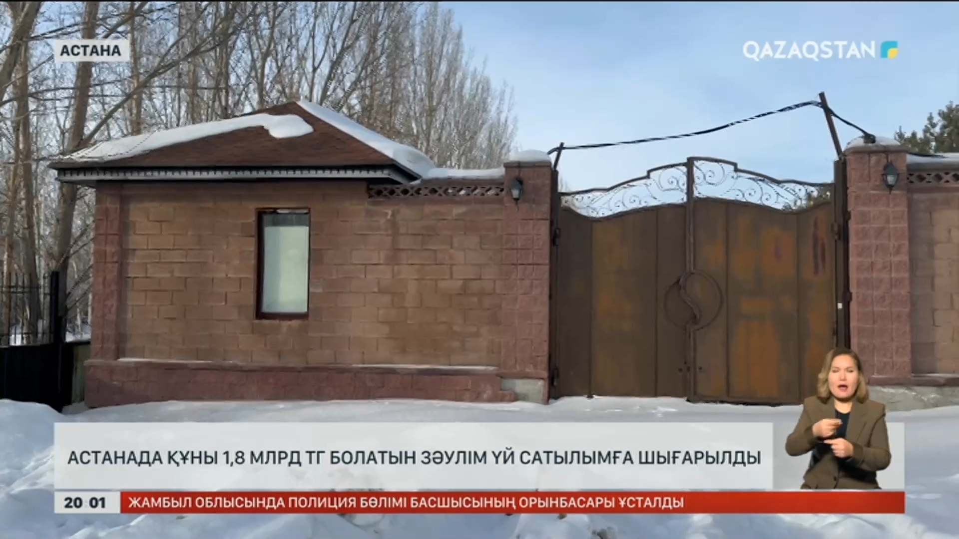 Қызғылт труси киген сексуалды қыздар