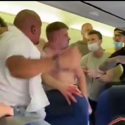 Маска тақпағандар ұшақта төбелес шығарды