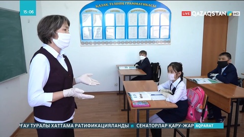 Көкшетаулық мұғалім оқушылардың маңдайына «дәптер» деп жазған