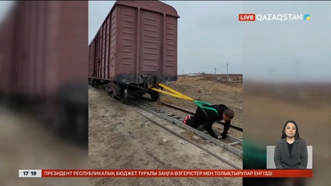 Атыраулық спортшы Ерсейіт Бралин көмір тиелген 94 тонна вагонды сүйреді