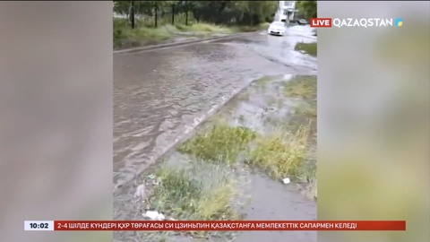 Қостанайда нөсер жауыннан кейін көшелер көлге айналды