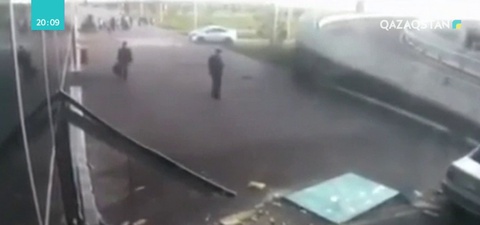 Астанда жеңіл көлік «Нұрлы жол» вокзалының қабырғасын тесіп шықты