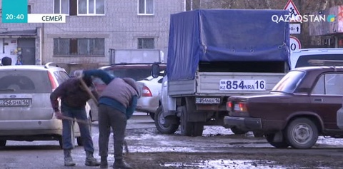 Семейде қардың үстіне асфальт төсеген жұмысшылардың әрекеті тұрғындардың ызасын туғызды
