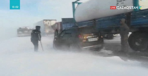 «Өскемен-Алматы» тас жолында боранның салдарынан 700 адам жолда қалған