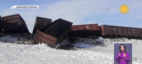Семейде жүк вагондары аударылып қалды