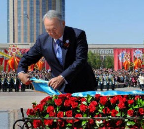 Елбасы «Отан қорғаушылар» ескерткішіне гүл шоқтарын қойды 