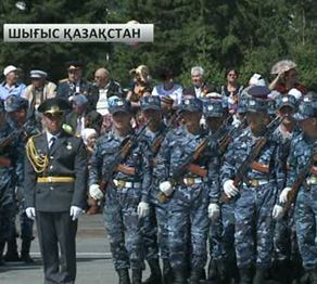 Өскеменнің орталық алаңында әскери шеру өтуде