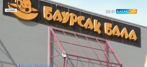 Ақтөбеде көшеге ілінген жарнамалардағы қателермен жастар ұйымының өкілдері жұмыс істеуде
