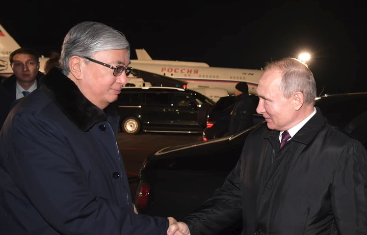 Владимир Путин Қасым-Жомарт Тоқаевты Омбы әуежайындағы ұшаққа дейін шығарып салды