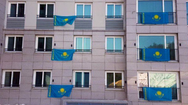 Мемлекеттік туды балконға ілуге рұқсат берілді