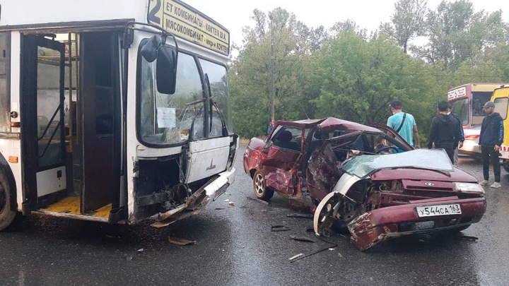 Орал қаласында жеңіл автокөлік пен автобус соқтығысты