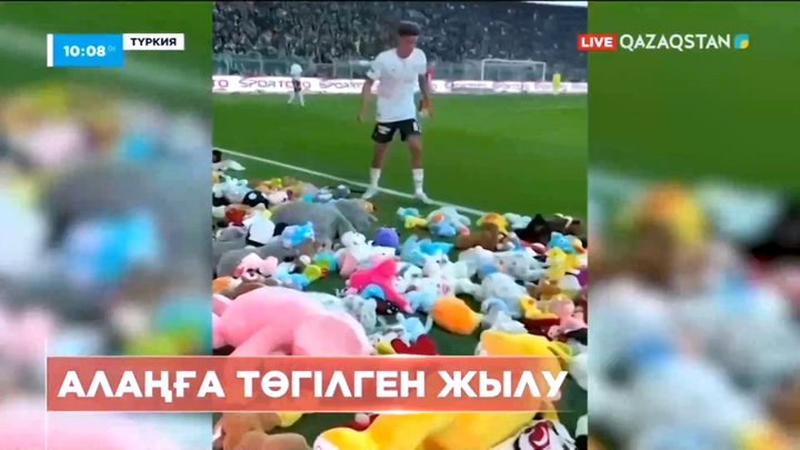 Түркияда жанкүйерлер зілзаладан зардап шеккен балаларға қолдау білдірді