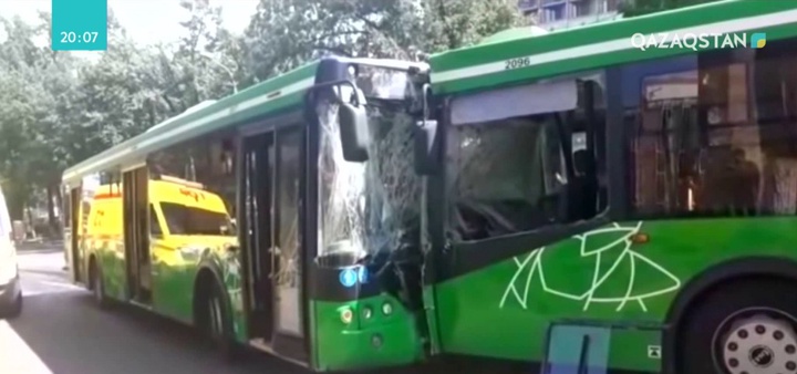 Алматыда автобустардың соқтығысуынан 21 адам зардап шекті