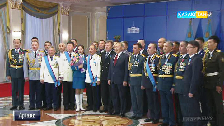 Нұрсұлтан Назарбаев Отан қорғаушылар күні қарсаңында бір топ әскери қызметкерлерді марапаттады