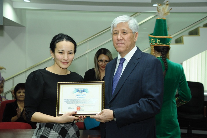 Алматы облысының әкімі Амандық Баталов журналистерге облыс әкімінің жүлдесін табыс етті
