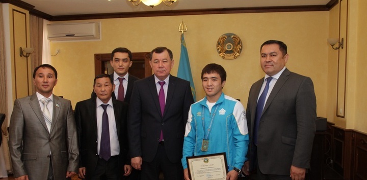 Жамбыл облысының әкімі дзюдодан Әлем чемпионы Елдос Сметовқа пәтер кілтін табыстады