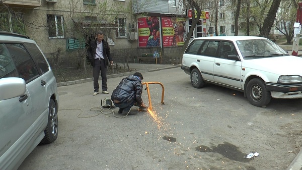 Алматыда заңсыз салынған қоршаулар алынып жатыр