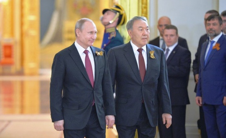 В. Путин Н. Назарбаевқа Ұлы Отан соғысындағы қазақ халқының ерлігі жайлы жазылған газеттерді тапсырды