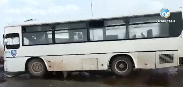 Бірнеше көлік соқтығысып, 15 адам зардап шекті (толығырақ)