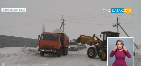 Талапкер елді мекенінің тұрғындары ауылды қардан тазартуда