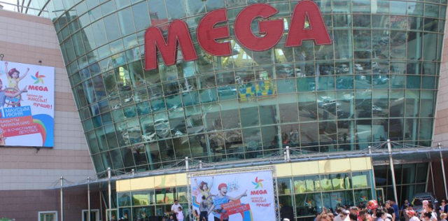 Астанадағы «Mega» сауда ойын-сауық орталығында төбедегі әйнек құлап, 2 адам жарақат алған