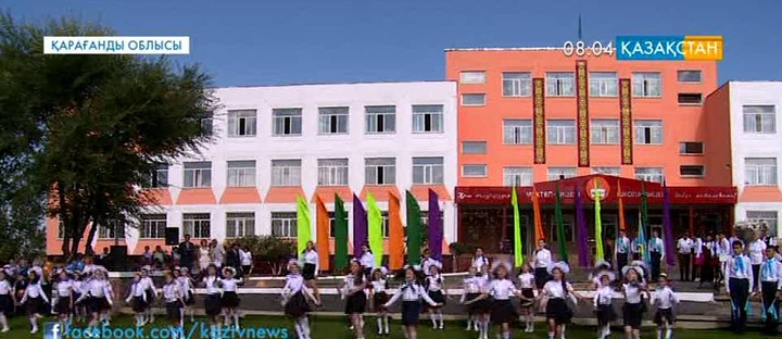 Қарағандыда облыс әкімі оқушыларды Білім күнімен құттықтады